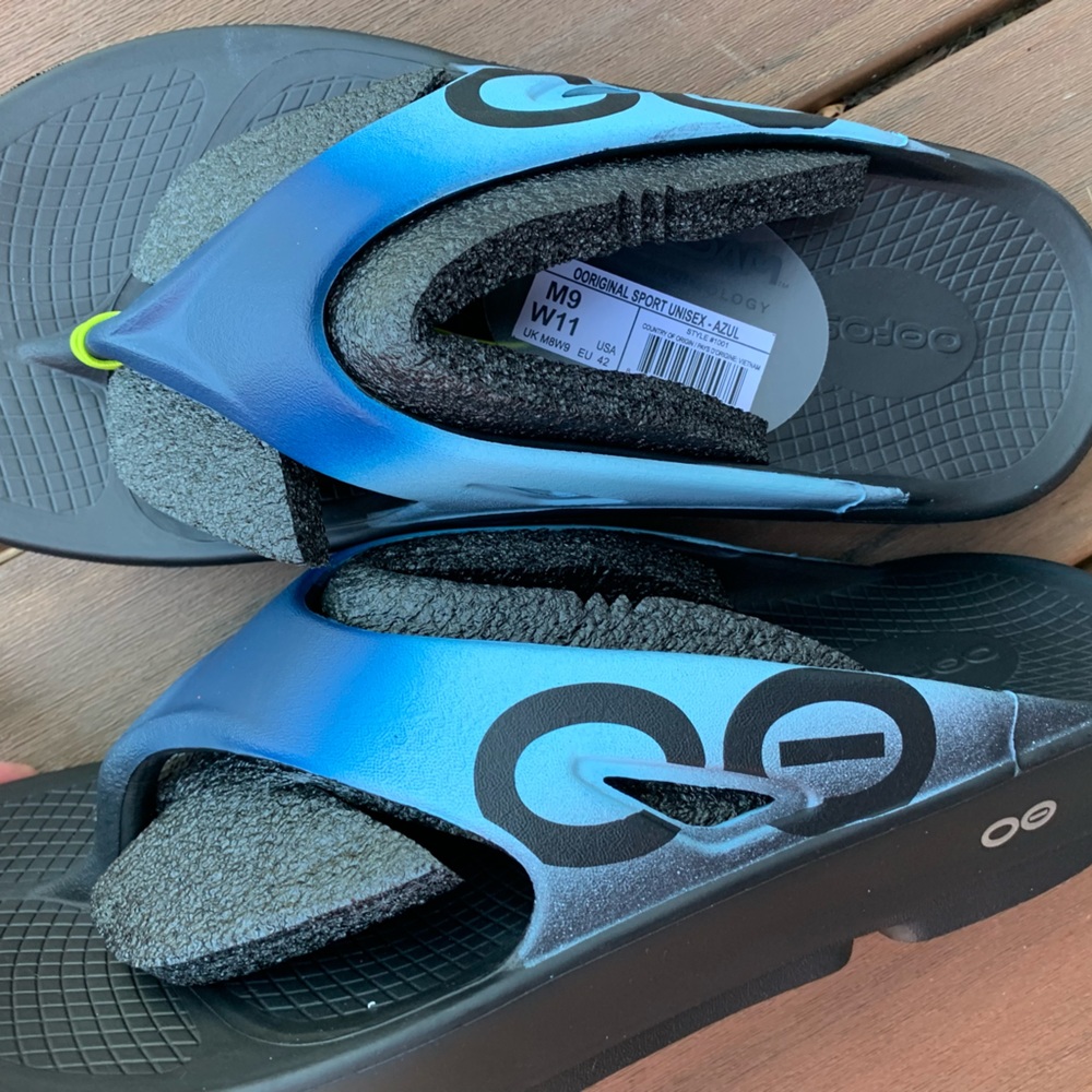 W 11/ M 9 unisex Oofos Flip Flops NWT!